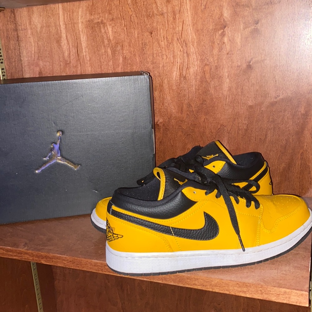 Jordan 1 Low University Gold